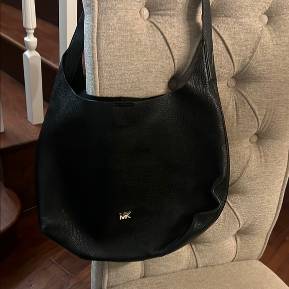 Michael Kors Black Hobo Bag Sleek Leather Design - Picture 1 of 3